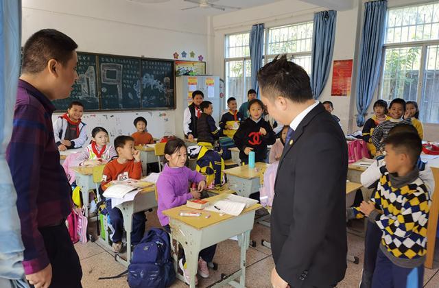 小桌椅,大爱心——建晟教育为新圩中心小学捐赠新课桌椅