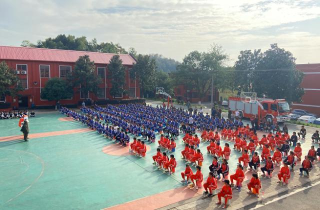 青少年素质教育学校开展消防演习,共同筑好学校“防火墙”!