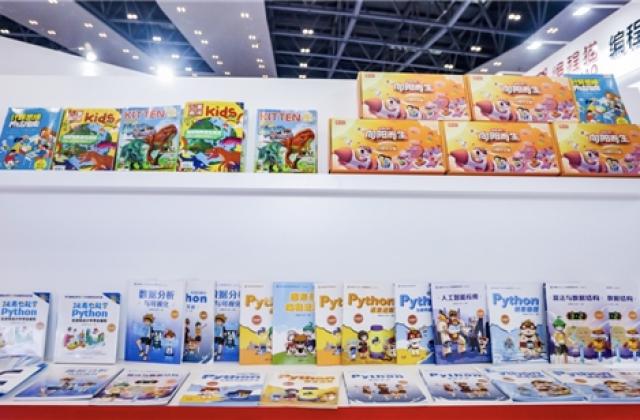 编程猫教材火爆重庆教育装备展,四大内容产品矩阵助力中国少儿编程教育