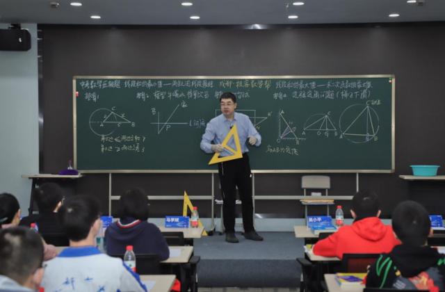 极客数学帮联合一线名师打造《中国数学大师公开课》系列公益讲座,广受学生家长好评