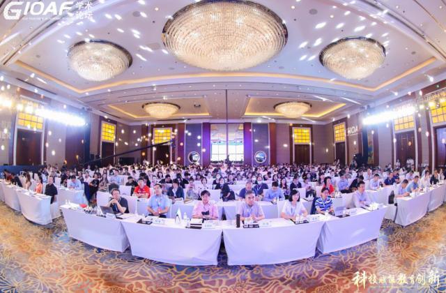 爱学习创始人须佶成G10主论坛发表主题演讲:未来十年OMO将成为教育行业主流