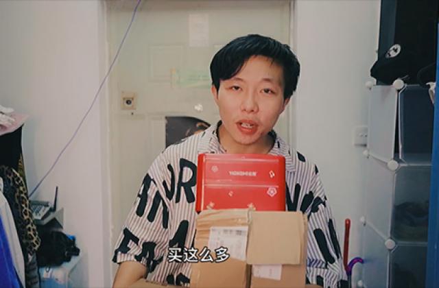 大一新生给全班同学送中秋礼物 网友:培养孩子独立性更重要