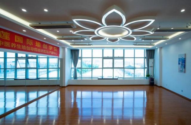 时光清莲:“瑜”你一起,练出新生