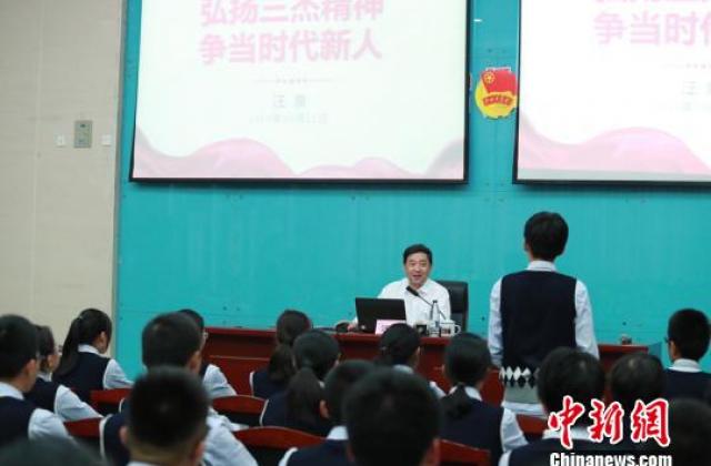 常州市委书记走进课堂 开讲“共产党员的故事”获学生点赞