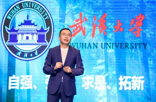 荣耀总裁赵明武汉大学演讲:在磨炼中百炼成钢,年轻人要有与世界对饮的勇气