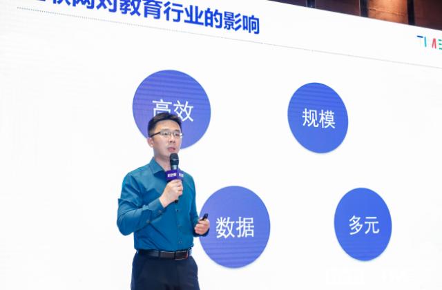 助力教培OMO布局,知渴荣获校长邦教育盛典“2021影响力教育品牌”