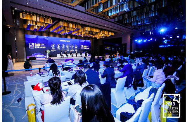 菲尔德斩获搜狐教育“2019年度品牌影响力少儿英语机构”大奖!