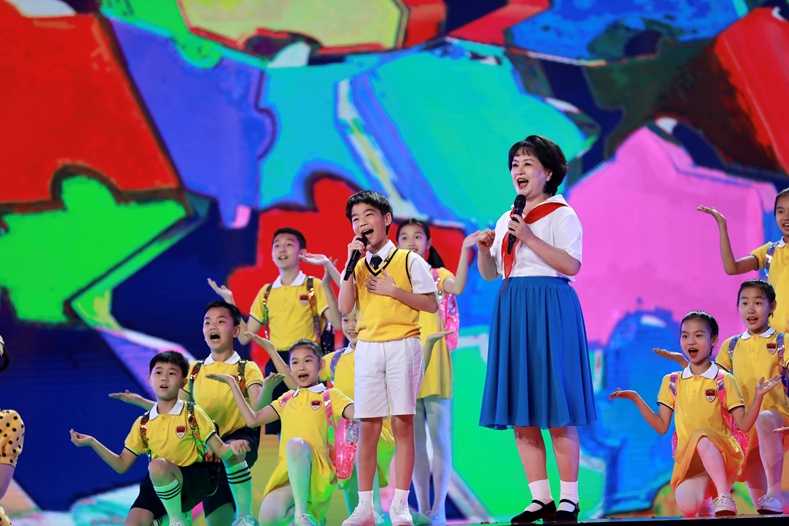 51Talk学习体验官韩昊霖登央视六一晚会,与榜样对话展示中国少年风采