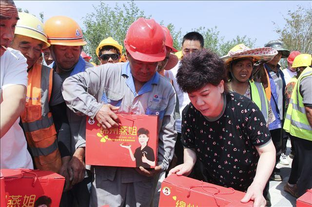 端午节前夕，四川好人“绵州燕姐”看望慰问千名农民工人