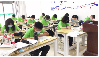 中考录取省示范高中,家长却把锦旗送到爱梓中考特训营