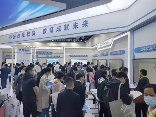 聚焦双减革新三大产品,宏途教育装备展上强势吸睛
