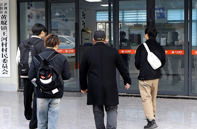 党旗领航启征程 返乡学子创新业 —四川现代学院学子走进泸州市王河村实证调研